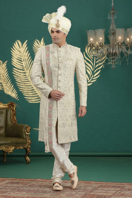 Traditional Indowestren Sherwani.